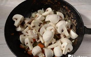 Жареная, запечёная или тушёная картошка с грибами в сметане: равнодушных нет!